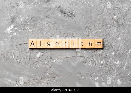 Mot algorithme écrit sur bloc de bois. Texte de l'algorithme sur table, concept. Banque D'Images