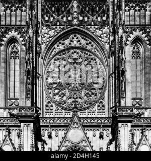 Fenêtre principale de la rosace de la cathédrale Saint-Vitus. Château de Prague, Prague, République tchèque . Image en noir et blanc. Banque D'Images