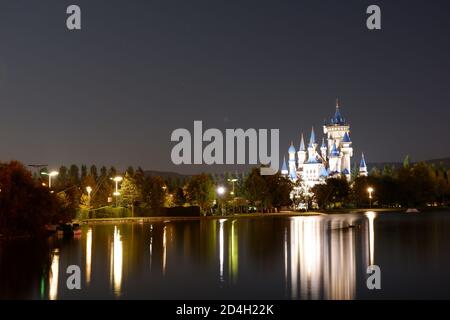 Belle vue sur le château la nuit dans le parc concept Banque D'Images