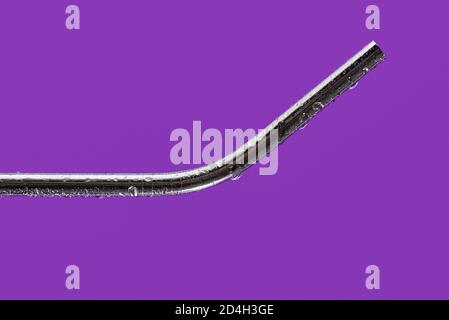 Réutilisables en acier inoxydable avec paille pailles en plastique sur fond  vert Photo Stock - Alamy