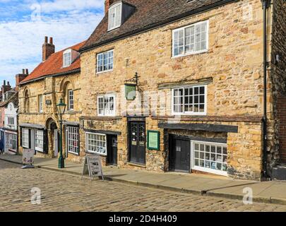 La maison de Jew et la cour des Juifs depuis Steep Hill, en regardant le détroit, ville de Lincoln, Lincolnshire, Angleterre, Royaume-Uni Banque D'Images