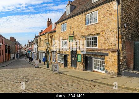 La maison de Jew et la cour des Juifs depuis Steep Hill, en regardant le détroit, ville de Lincoln, Lincolnshire, Angleterre, Royaume-Uni Banque D'Images