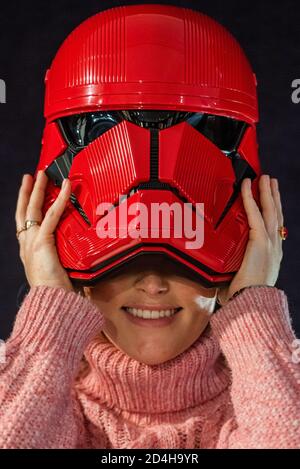 Londres, Royaume-Uni. 09e octobre 2020. Un casque Sith Trooper utilisé à l'écran de Star Wars: The Rise of Skywalker (2019), donné à la cause par Lucasfilm. Il a été créé en rouge par Michael Kaplan, designer de costumes primé de BAFTA, en distinguant les nouveaux stormtroopers des forces classiques blindées de blanc des générations précédentes, estime £20,000-30,000 - Aperçu de la vente de souvenirs de divertissement de Bonhams, y compris une collection à vendre au bénéfice de BAFTA, à Knightsbridge. Crédit : Guy Bell/Alay Live News Banque D'Images