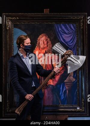 Londres, Royaume-Uni. 09e octobre 2020. Thor's Stormbreaker prop, utilisé dans l'univers cinématographique de Marvel, estime £15,000-20,000 avec un prop Portrait de Stephen Fry comme le 'maître de Laketown' (le Hobbit - la Désolation de Smaug), Wingnut films/Warner Bros., 2013, est £ 200-300 - Aperçu de la vente de souvenirs de divertissement de Bonhams, Y compris une collection à vendre au bénéfice de BAFTA, à Knightsbridge. Crédit : Guy Bell/Alay Live News Banque D'Images