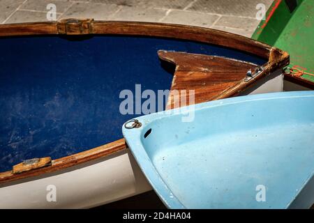 Gros plan de trois petits bateaux à rames amarrés sur le quai du port, village de Tellaro, la Spezia, Ligurie, Italie, Europe du Sud Banque D'Images