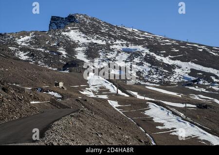 Sierra Nevada, España, Hiszpania, Espagne, Espagnol; Pico Veleta; pistes de ski avant la saison. Skipisten vor der Saison. 賽季前的滑雪場。 Banque D'Images