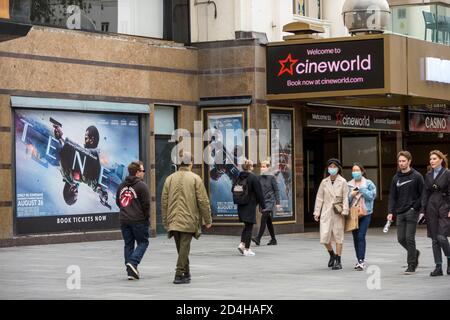 Londres, Royaume-Uni, 9 octobre 2020. L'extérieur du cinéma Cineworld de Leicester Square. La chaîne a récemment annoncé la fermeture de 127 sites à travers le Royaume-Uni après la date de sortie du nouveau film James Bond, No Time To Die, a été reportée au printemps 2021. Le propriétaire de l'immobilier AEW UK poursuit une action en justice contre les loyers impayés de plus de 200,000 000 livres, même si la chaîne a été forcée de fermer les cinémas en raison de la pandémie du coronavirus et que les studios de cinéma retardent les lancements à l'avenir. Il est signalé que la CVA (arrangements volontaires obligatoires) pourrait devenir probable. Crédit : Stephen Chung Banque D'Images