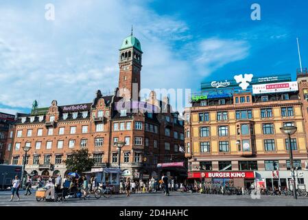 Copenhague, Danemark - 27 août 2019 : place de l'hôtel de ville ou Rådhuspladsen avec Hard Rock Cafe, Seven Eleven, Burger King et les gens autour dans le centre Banque D'Images