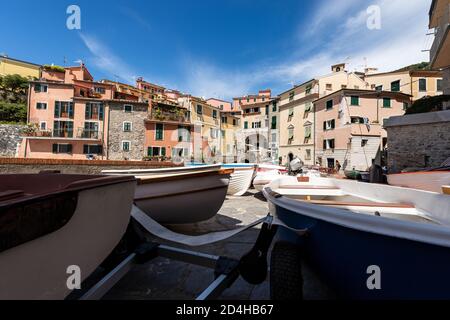 Ancien et petit village de Tellaro avec des bateaux à rames amarrés sur le quai, municipalité de Lerici, Golfe de la Spezia, Ligurie, Italie, Europe Banque D'Images