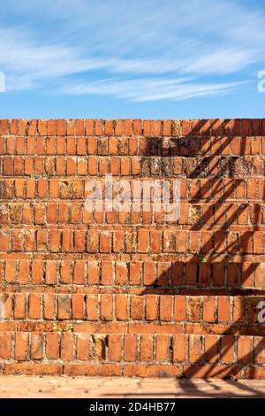 Gros plan d'un vieux escalier en briques rouges et orange sur un ciel bleu avec des nuages, dans le petit village de Tellaro, Ligurie, Italie, Europe du Sud Banque D'Images