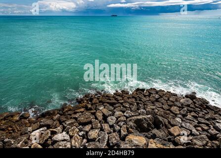 Brise-lames et paysage marin dans le golfe de la Spezia avec une tempête à l'horizon, village de Tellaro, Ligurie, Italie, Europe Banque D'Images