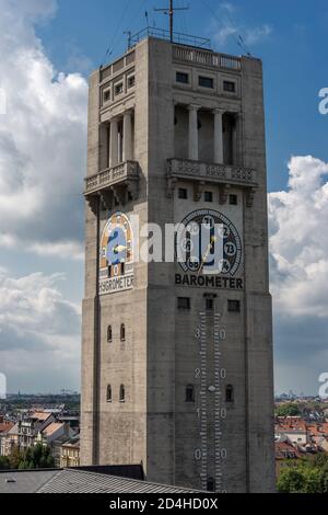 Gros plan de la station de la tour météorologique (Wetterturm) avec baromètre, hygromètre et thermomètre du Deutsches Museum, Munich, Bavière, Allemagne, Europ Banque D'Images