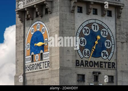 Gros plan de la station de la tour météorologique (Wetterturm) avec baromètre et hygromètre du Deutsches Museum, Munich, Bavière, Allemagne, Europe. Banque D'Images