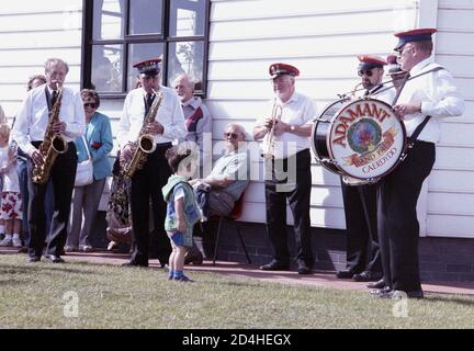 Un petit enfant fasciné par le groupe de jazz de Marching Banque D'Images