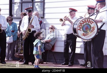 Un petit enfant fasciné par le groupe de jazz de Marching Banque D'Images