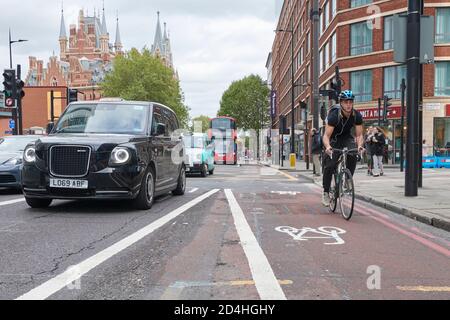 Londres, Royaume-Uni. 9 octobre 2020. Le cycliste utilise la voie du cycle sur la route Euston entre Kings Cross et la gare Euston avec d'autres véhicules réduits à une seule voie et à l'arrêt. Credit: Thomas Bowles/Alamy Live News Banque D'Images