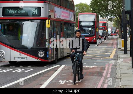 Londres, Royaume-Uni. 9 octobre 2020. Le cycliste utilise la voie du cycle sur la route Euston entre Kings Cross et la gare Euston avec d'autres véhicules réduits à une seule voie et à l'arrêt. Credit: Thomas Bowles/Alamy Live News Banque D'Images