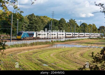 Train électrique inclinable Avanti Pendolino. Vu à Winwick. Remise Avanti. Banque D'Images