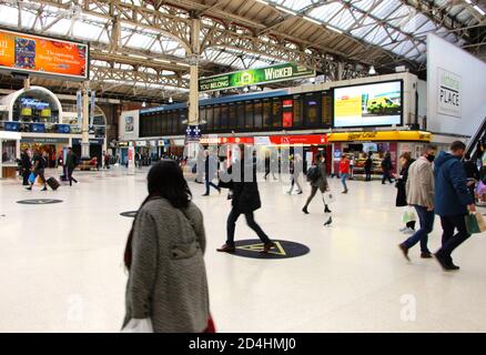 À l'intérieur de Victoria Railway Station Londres Angleterre Royaume-Uni pendant la pandémie octobre 2020 Banque D'Images