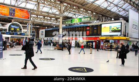 À l'intérieur de Victoria Railway Station Londres Angleterre Royaume-Uni pendant la pandémie octobre 2020 Banque D'Images