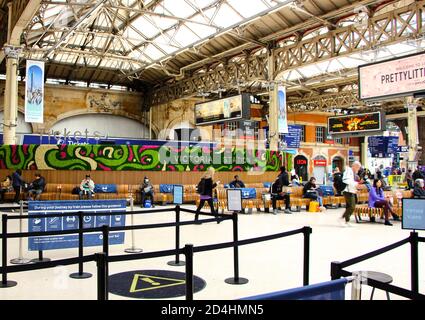 À l'intérieur de Victoria Railway Station Londres Angleterre Royaume-Uni pendant la pandémie octobre 2020 Banque D'Images