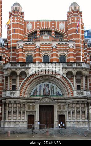 Cathédrale de Westminster la principale église catholique romaine au Royaume-Uni Victoria Street Westminster Londres Angleterre Royaume-Uni un matin nuageux d'octobre Banque D'Images