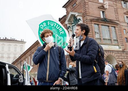 Turin, Italie. 9 octobre 2020. « les membres du groupe Eugenio in via Di Gioia parlent aux activistes du vendredi pour une future grève pour demander à la politique de déclarer la crise climatique. Credit: MLBARIONA/Alamy Live News Banque D'Images