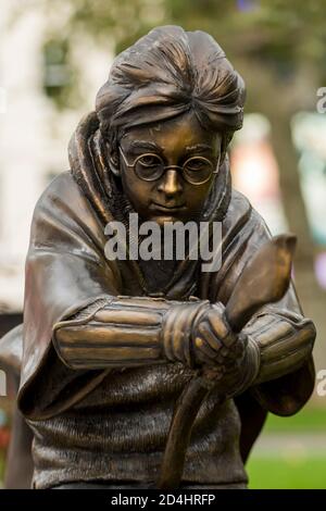 Londres, Royaume-Uni, 9 octobre 2020. Une statue représentant Daniel Radcliffe comme le personnage Harry Potter à bord de son Nimbus 2000 lors de son premier match de Quidditch dans le film Harry Potter and the Philosopher’s Stone a été dévoilée à Leicester Square. Il joint des statues de plusieurs autres personnages de film dans une série connue sous le nom de scènes dans la place. Pour les fans de cinéma, le cinéma Odeon Luxe voisin présente tous les films Harry Potter dans le catalogue du 9 au 14 octobre. Credit: Stephen Chung / Alamy Live News Banque D'Images