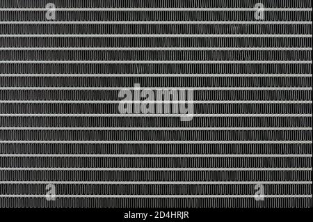 Arrière-plan de grille de radiateur de voiture en métal avec tuyaux de refroidisseur Banque D'Images