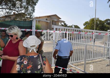 Famagusta, Chypre du Nord. 8 octobre 2020. Cette photo prise le 8 octobre 2020 montre les personnes qui attendent d'entrer dans la station balnéaire abandonnée de Varosha, en République turque de Chypre-Nord (TRNC), pour la première fois en 46 ans. Le gouvernement chypriote turc a décidé de rouvrir partiellement cette zone clôturée de Famagusta plus tôt cette semaine. Varosha a été laissé intact pendant des décennies, scellé par les autorités turques après la guerre de Chypre de 1974, lorsque ses habitants chypriotes principalement grecs ont fui, et l'île a été divisée. Banque D'Images