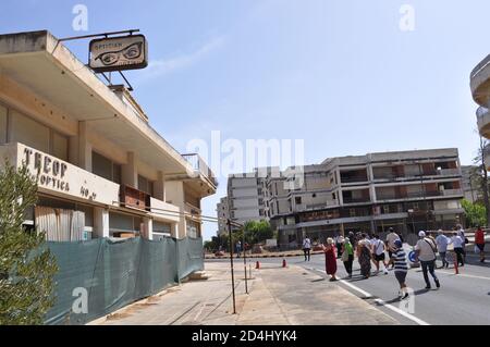 Famagusta, Chypre du Nord. 8 octobre 2020. Cette photo, prise le 8 octobre 2020, montre les gens qui marchent autour de la station balnéaire abandonnée de Varosha, en République turque de Chypre-Nord (TRNC), pour la première fois en 46 ans. Le gouvernement chypriote turc a décidé de rouvrir partiellement cette zone clôturée de Famagusta plus tôt cette semaine. Varosha a été laissé intact pendant des décennies, scellé par les autorités turques après la guerre de Chypre de 1974, lorsque ses habitants chypriotes principalement grecs ont fui, et l'île a été divisée. (Photos de Selim KUMBARACI / Pasedembo / Alamy Live News) Banque D'Images