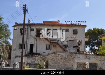 Famagusta, Chypre du Nord. 8 octobre 2020. Cette photo prise le 8 octobre 2020 montre l'hôtel King George abandonné dans la station balnéaire de Varosha, en République turque de Chypre-Nord (TRNC), accessible au public pour la première fois en 46 ans. Le gouvernement chypriote turc a décidé de rouvrir partiellement cette zone clôturée de Famagusta plus tôt cette semaine. Varosha a été laissé intact pendant des décennies, scellé par les autorités turques après la guerre de Chypre de 1974, lorsque ses habitants chypriotes principalement grecs ont fui, et l'île a été divisée. (Photos de Selim KUMBARACI / Pasedembo / A Banque D'Images