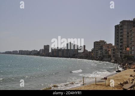 Famagusta, Chypre du Nord. 8 octobre 2020. Cette photo prise le 8 octobre 2020 montre le littoral de la station balnéaire abandonnée de Varosha, en République turque de Chypre-Nord (TRNC), accessible au public pour la première fois en 46 ans. Le gouvernement chypriote turc a décidé de rouvrir partiellement cette zone clôturée de Famagusta plus tôt cette semaine. Varosha a été laissé intact pendant des décennies, scellé par les autorités turques après la guerre de Chypre de 1974, lorsque ses habitants chypriotes principalement grecs ont fui, et l'île a été divisée. (Photos de Selim KUMBARACI / Pasedembo / Alamy Live News) Banque D'Images