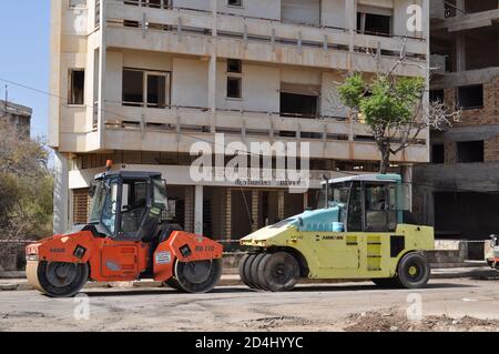 Famagusta, Chypre du Nord. 8 octobre 2020. Cette photo prise le 8 octobre 2020 montre des véhicules de construction routière dans la station balnéaire abandonnée de Varosha, en République turque de Chypre-Nord (TRNC), qui ont été utilisés dans cette zone clôturée de Famagousta avant sa réouverture partielle pour la première fois en 46 ans. Varosha a été laissé intact pendant des décennies, scellé par les autorités turques après la guerre de Chypre de 1974, lorsque ses habitants chypriotes principalement grecs ont fui, et l'île a été divisée. (Photos de Selim KUMBARACI / Pasedembo / Alamy Live News) Banque D'Images