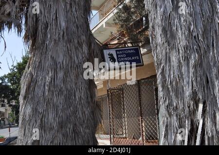 Famagusta, Chypre du Nord. 8 octobre 2020. Cette photo prise le 8 octobre 2020 montre le signe de la Banque nationale et de Grindlays accrochée au-dessus de sa branche vide dans la station balnéaire abandonnée de Varosha, en République turque de Chypre-Nord (TRNC), accessible au public pour la première fois en 46 ans. Varosha a été laissé intact pendant des décennies, scellé par les autorités turques après la guerre de Chypre de 1974, lorsque ses habitants chypriotes principalement grecs ont fui, et l'île a été divisée. (Photos de Selim KUMBARACI / Pasedembo / Alamy Live News) Banque D'Images