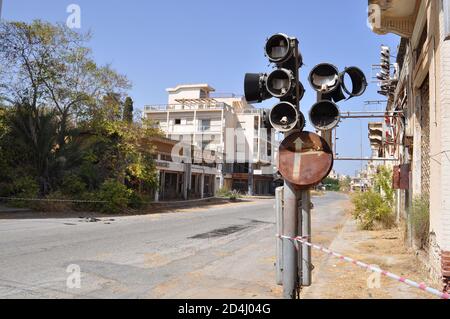 Famagusta, Chypre du Nord. 8 octobre 2020. Cette photo prise le 8 octobre 2020 montre des feux de signalisation cassés et des bâtiments abandonnés dans la station balnéaire abandonnée de Varosha, en République turque de Chypre-Nord (TRNC), Accessible au public pour la première fois en 46 ans après la décision du gouvernement chypriote turc de rouvrir partiellement cette zone de Famagusta. Varosha a été laissé intact pendant des décennies, scellé par les autorités turques après la guerre de Chypre de 1974, lorsque ses habitants chypriotes principalement grecs ont fui, et l'île a été divisée. (Photos de Selim KUMBARACI / Pasedembo / Alamy Banque D'Images