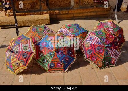 Parasols colorés faits à la main gardés à un marché à jaisalmer Rajasthan Inde le 21 février 2018 Banque D'Images