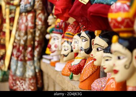 Marionnettes colorées en forme de visage humain portant des vêtements colorés accrochés Le mur du Rajasthan Inde le 21 février 2018 Banque D'Images