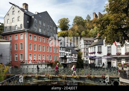 Vieille ville historique de Monschau avec la célèbre Maison Rouge et Les fortifications sur le Rur Banque D'Images