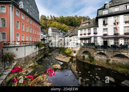 Historische Altstadt Monschau mit Rotes Haus und der Befestigungsanlage an Ver Banque D'Images