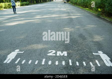 Inscription sur l'asphalte, pour maintenir la distance. Banque D'Images