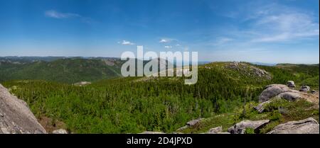 Vue panoramique depuis le sommet du 'mont de l'Ours', à Charlevoix, Québec Banque D'Images