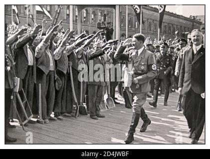 1934 Adolf Hitler en uniforme militaire portant le brassard de la swastika, Lors de la pose de la pierre de fondation du nouveau bâtiment de la Deutsche Reichsbank Heinrich Hoffmann photographié Adolf Hitler, il était le photographe officiel et un politicien et éditeur nazi qui était membre du cercle proche d'Hitler en 1934. BERLIN Allemagne Banque D'Images