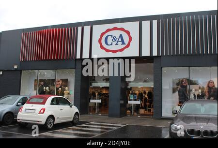 AALST, BELGIQUE, 6 OCTOBRE 2020 : vue extérieure d'un magasin de vêtements C&A en Flandre. C&A est une chaîne internationale de magasins de vêtements de mode rapide Banque D'Images