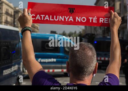 Proindépendantiste tenant un écriteau disant « la Catalogne il n'y a pas de roi » pendant la manifestation. Banque D'Images