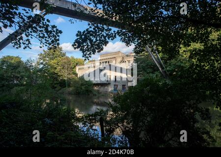 Vue générale de Dunelm House le bâtiment Student Union de l'université de Durham encadré par le pont Kingsgate, Durham, lors d'un confinement local imposé par Banque D'Images