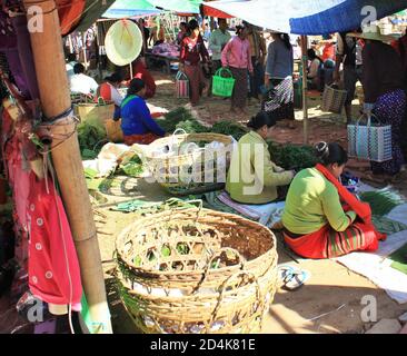 Inle Lake, Shan State / Myanmar - 18 décembre 2019 : vendeurs et acheteurs de légumes locaux au marché Phaung Daw Oo Banque D'Images