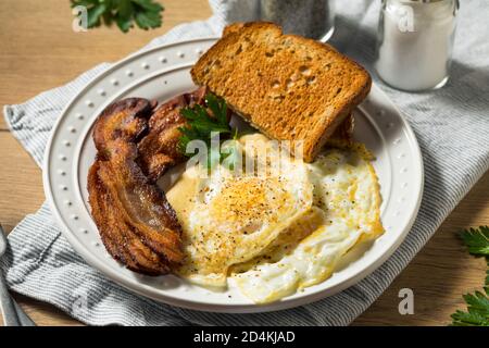 Fait maison sur des œufs simples avec du bacon et du pain grillé Banque D'Images