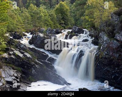 Rogie Falls sur l'eau Noire, une rivière de Ross-shire dans les Highlands d'Écosse Banque D'Images