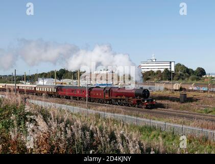 LMS Steam Locomotive 6201, Princess Elizabeth départ de Carlise, Milton Hilltop Hotel en arrière-plan Banque D'Images